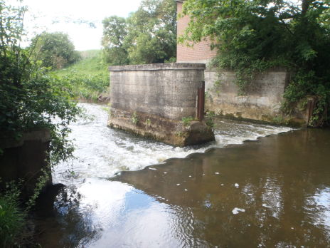 Effacement de l'ancien pont ferroviaire et de son radier en aval du seuil des Michettes